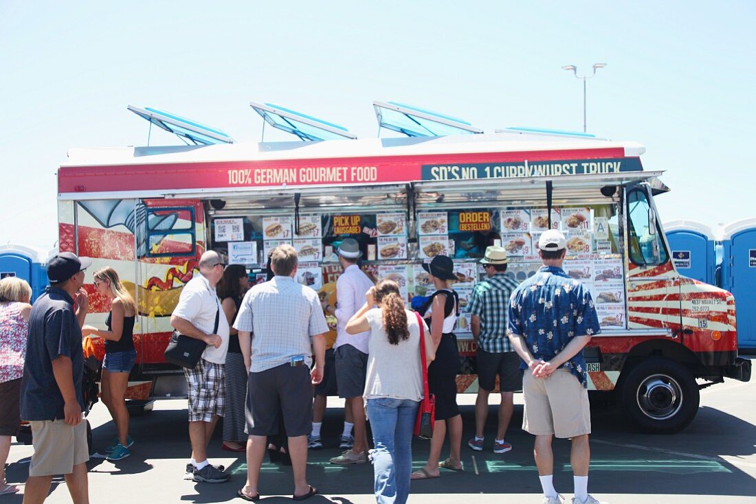 Viele Menschen bei einem Food Truck Festival in Kalifornien, USA