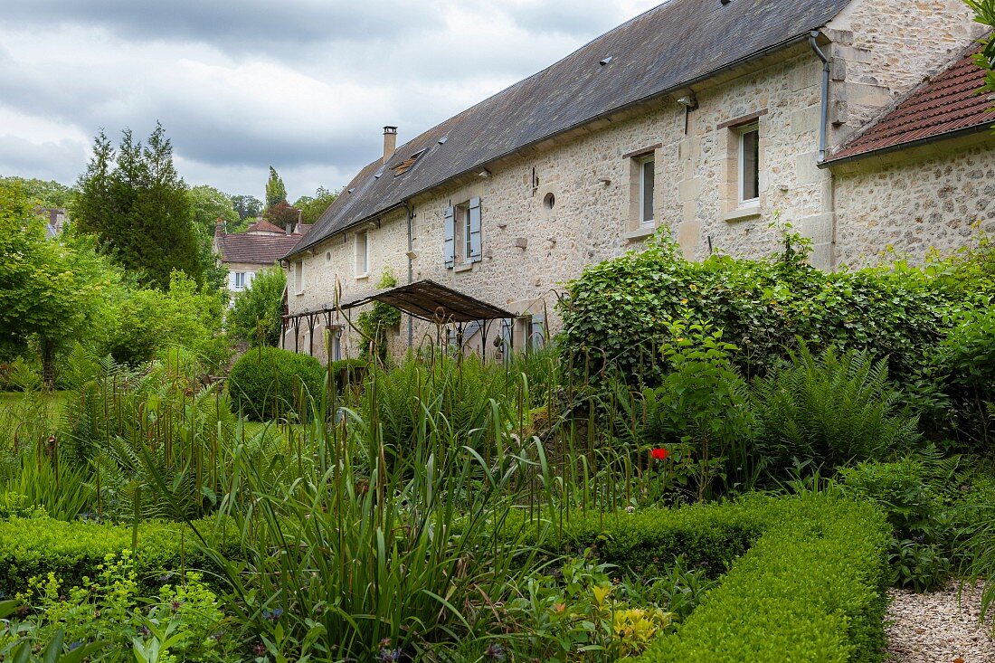 Natursteinhaus mit sommerlichem Garten