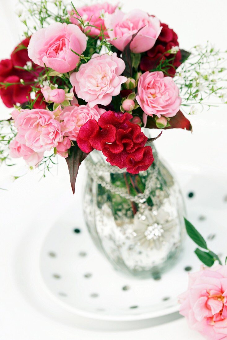 Rosenstrauss mit Hahnenkamm und Schleierkraut in Vase in Bauernsilber-Optik