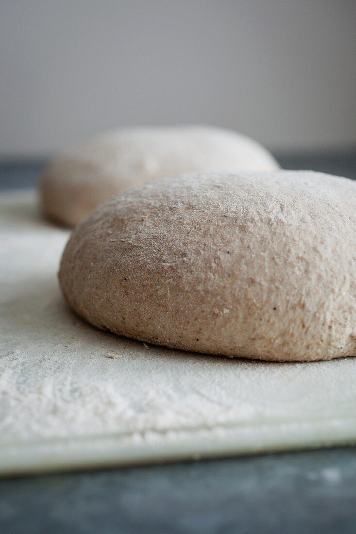 Zwei Teigkugeln für Sauerteigbrote, mit Mehl bestreut