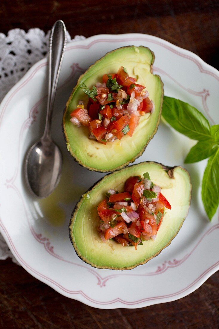 Gefüllte Avocado mit Tomatensalsa