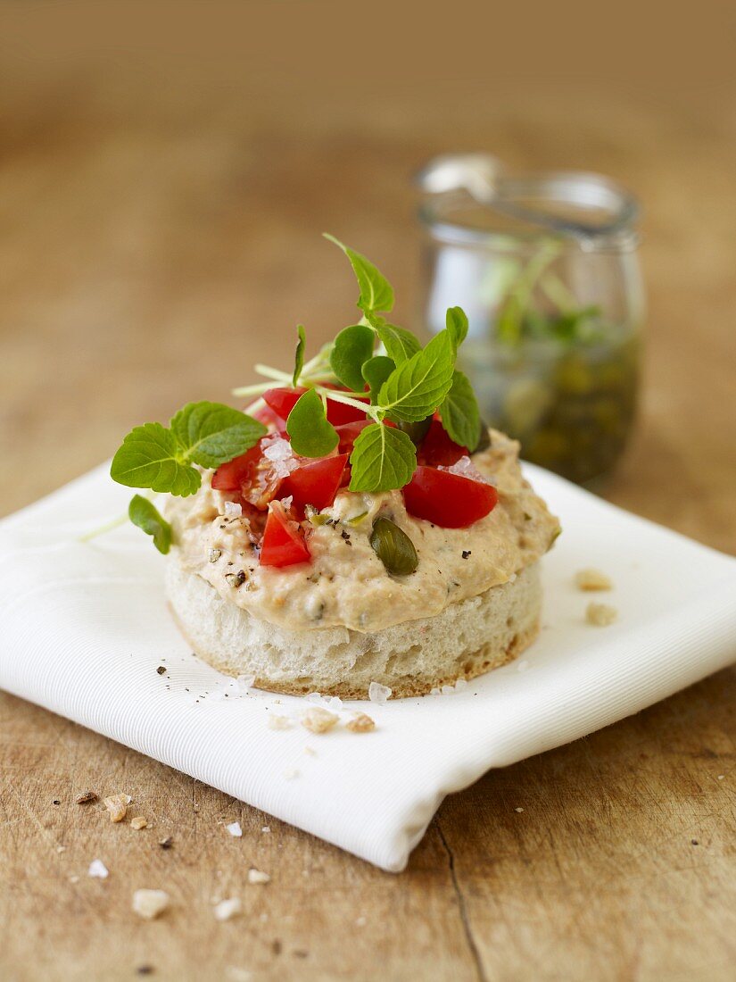 Brötchen mit Kapernsauce, Tomaten und Kräutern