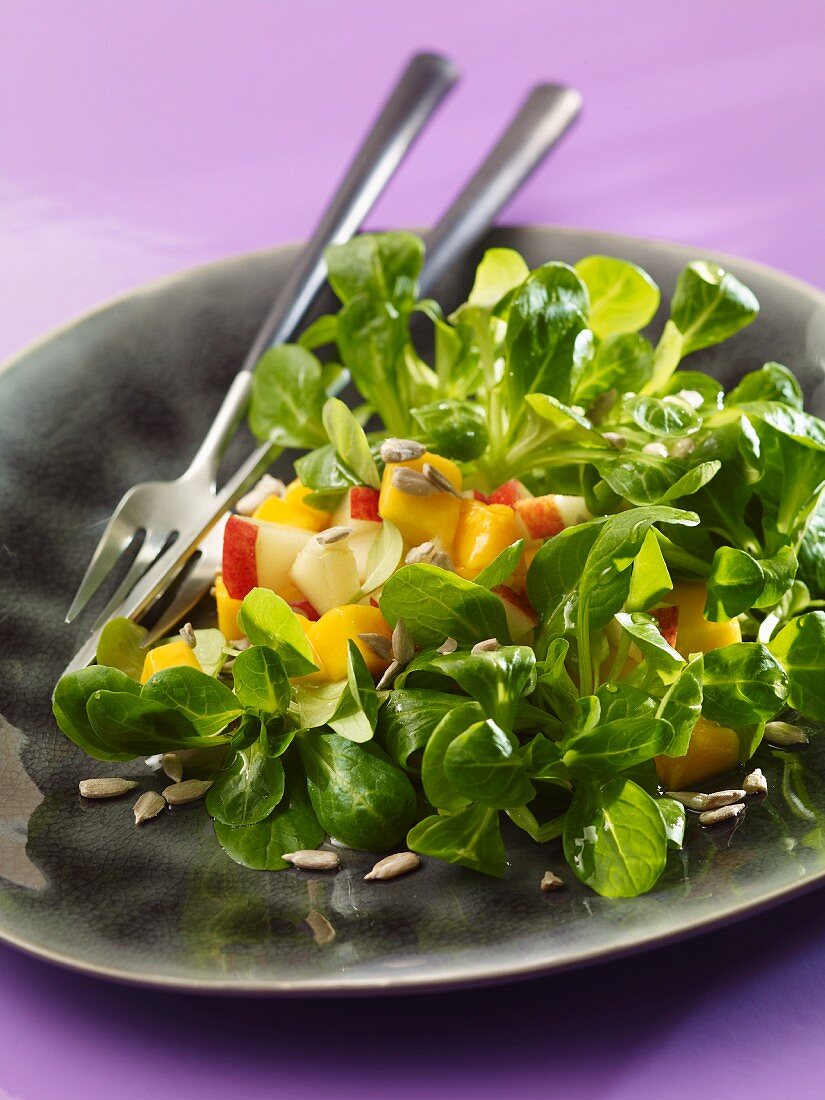 Feldsalat mit Früchten und Sonnenblumenkernen