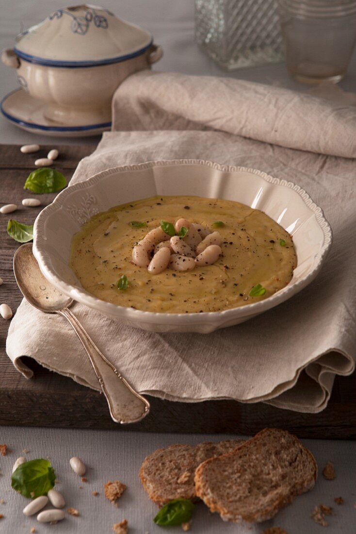 Vellutata di cannellini (weiße Bohnencremesuppe, Italien)