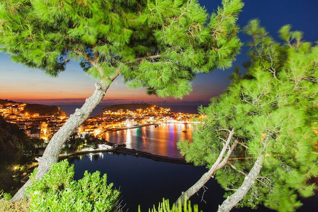 Blick auf Amasra, welches auf zwei Inseln gelegen ist, Türkei