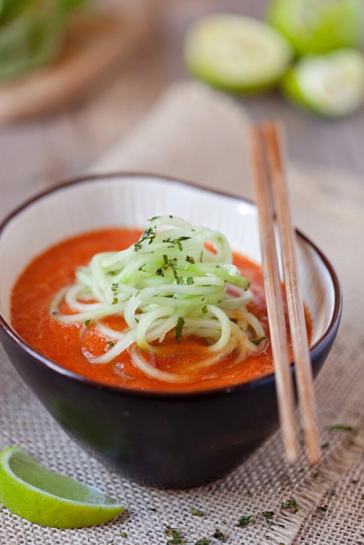 Tomatensuppe mit Mango und Gurke