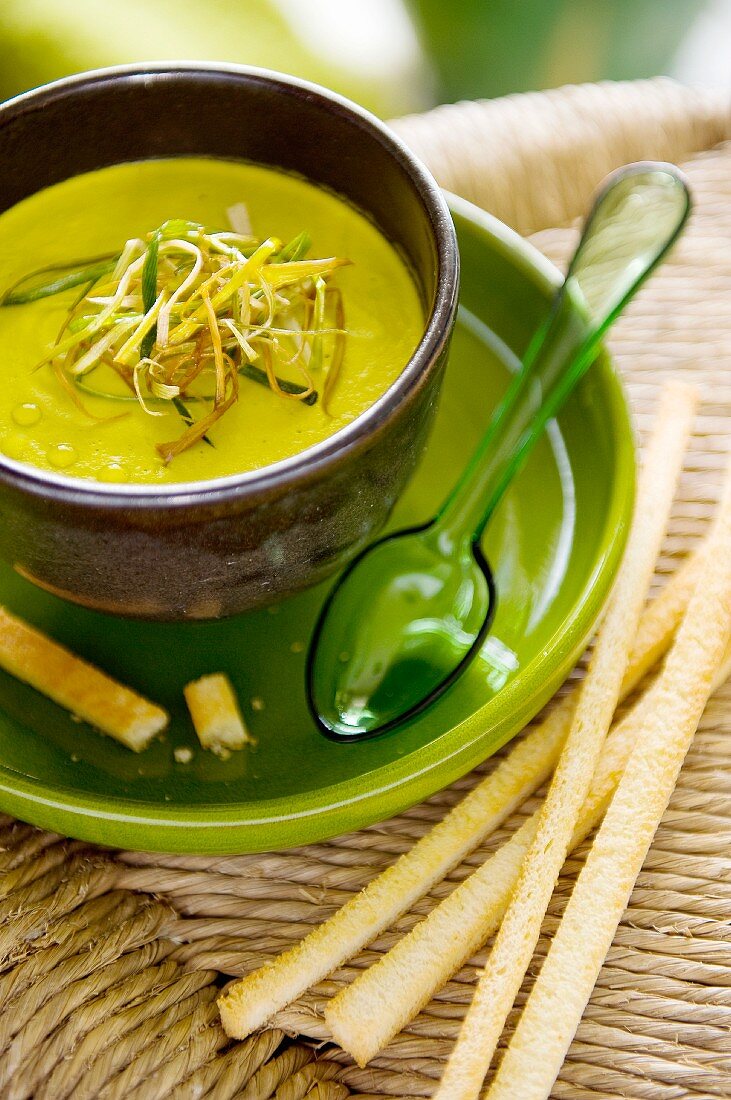Green vegetable soup with grissini