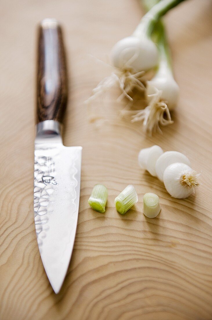 Frühlingszwiebeln und japanisches Messer