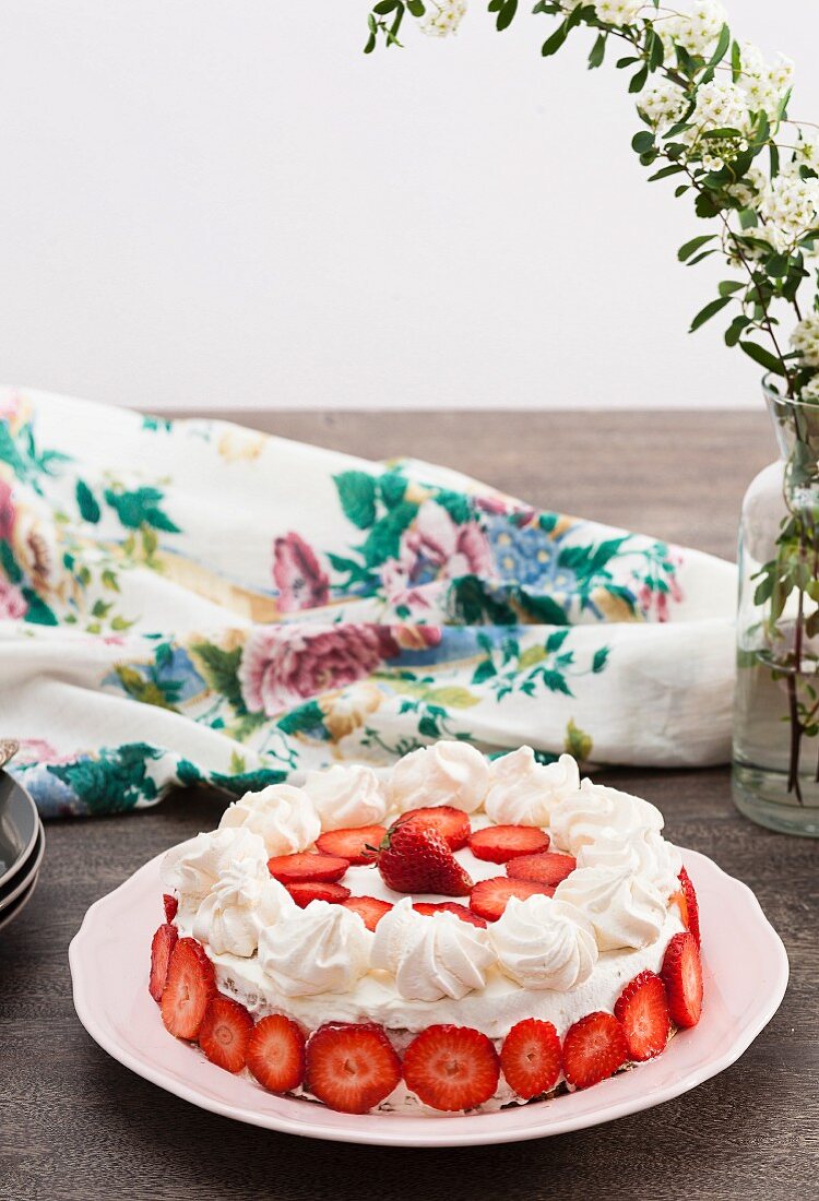 A summery cream cake with strawberries