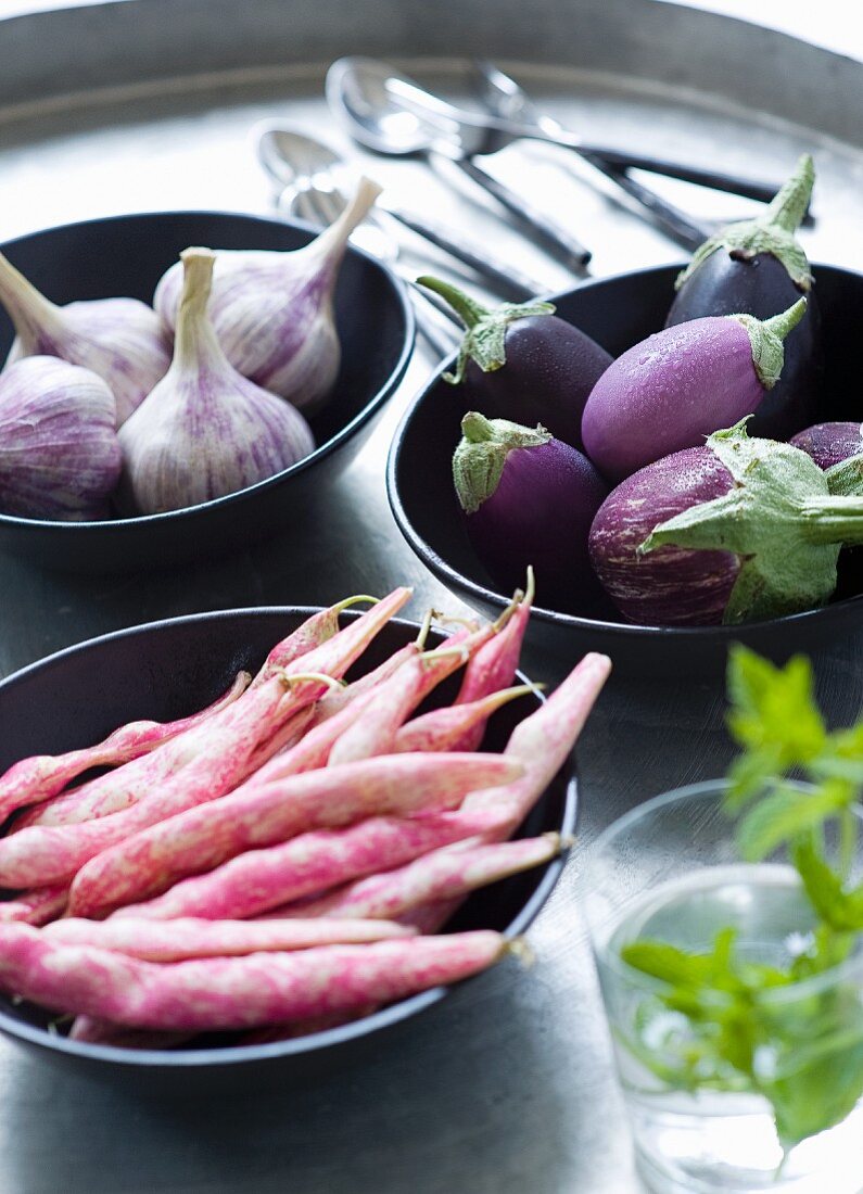 Garlic, aubergines and Borlotti beans in bowls