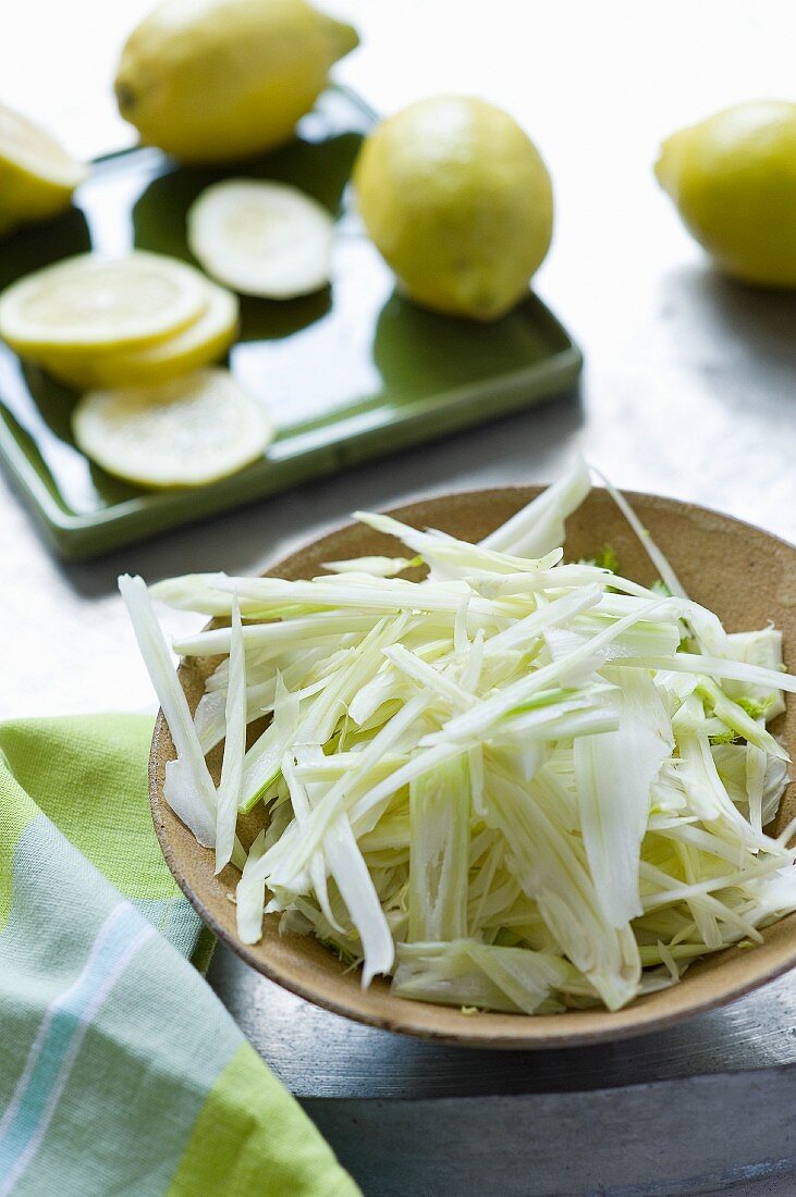 Geschnittener Fenchel und Zitronen