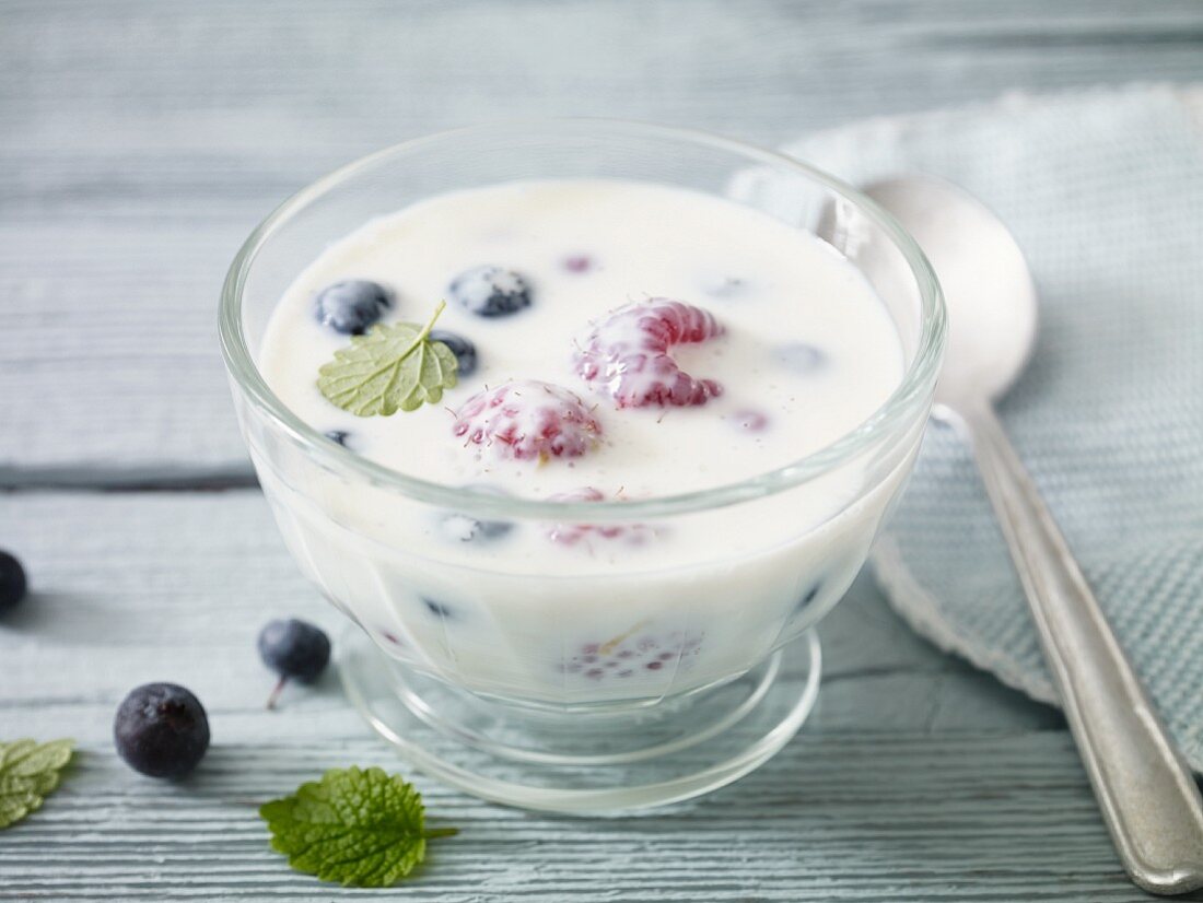 Cold yoghurt soup with fresh berries