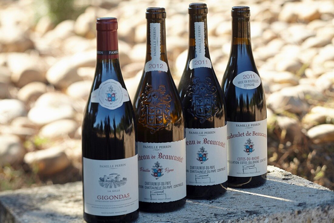 Rotweinflaschen mit Wappen des Weinguts Beaucastel in der Appellation Chateauneuf-du-Pape, Frankreich