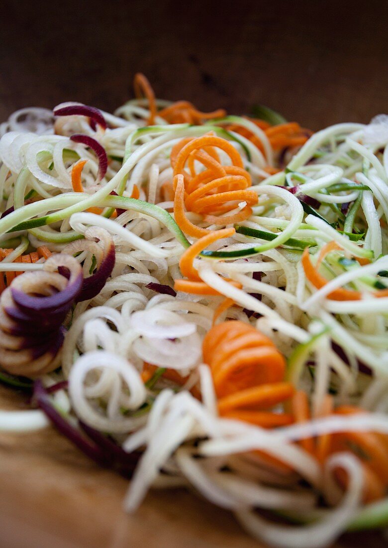 Raw vegetable salad made of vegetable strips and spirals (close-up)