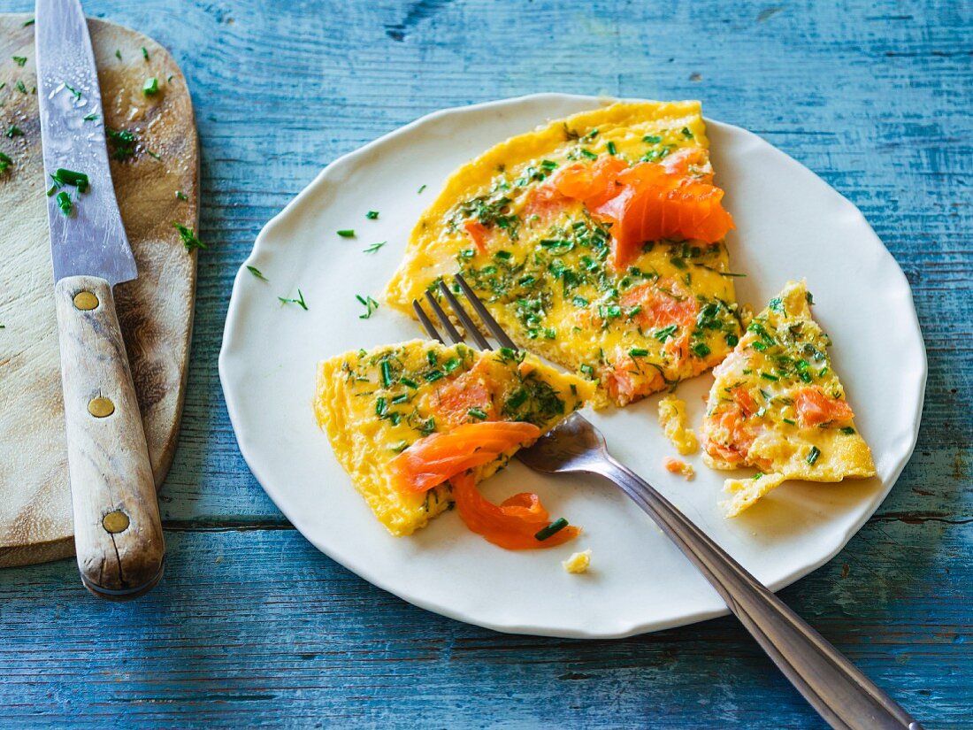 Omelette with smoked salmon and chives