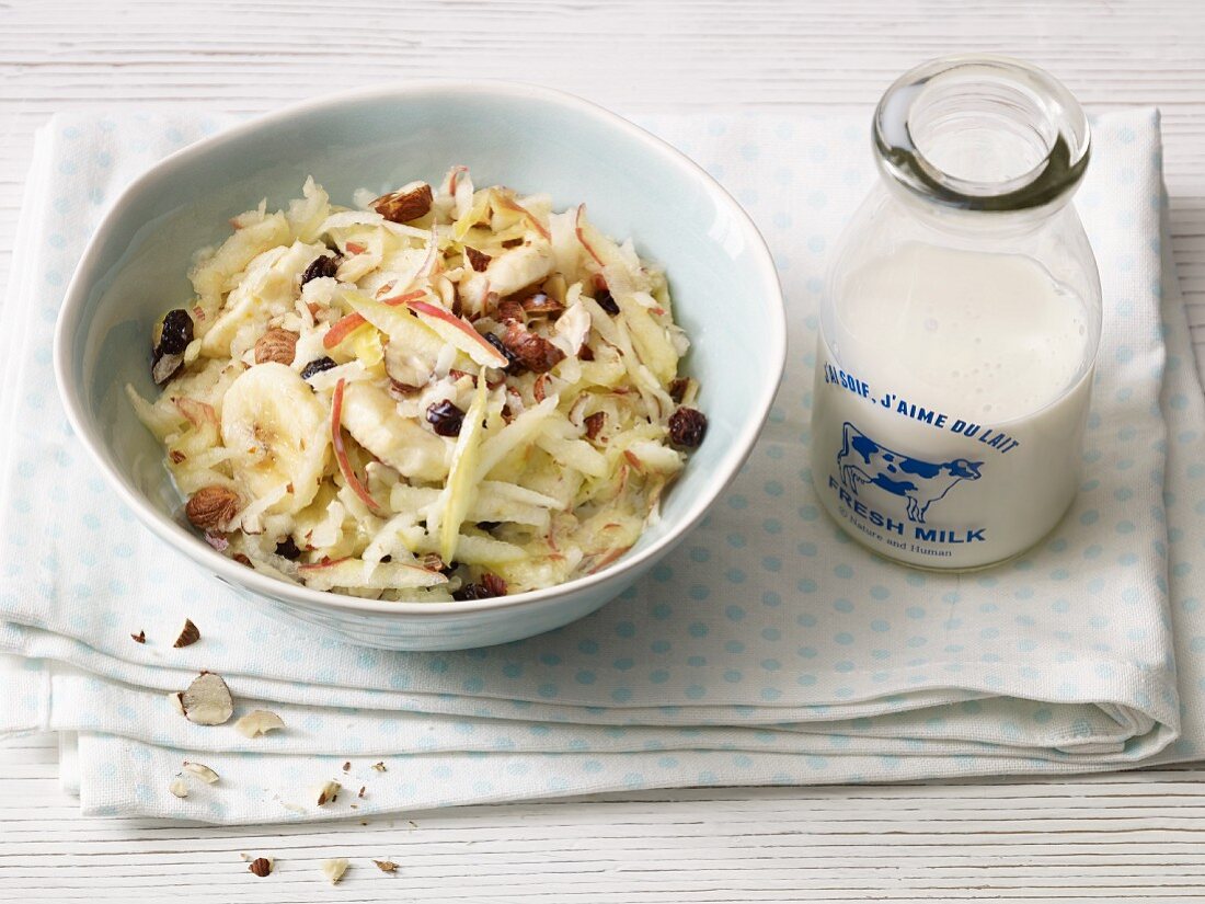 Herbstliches Apfelmüsli mit Nüssen und Korinthen für die basische Ernährung