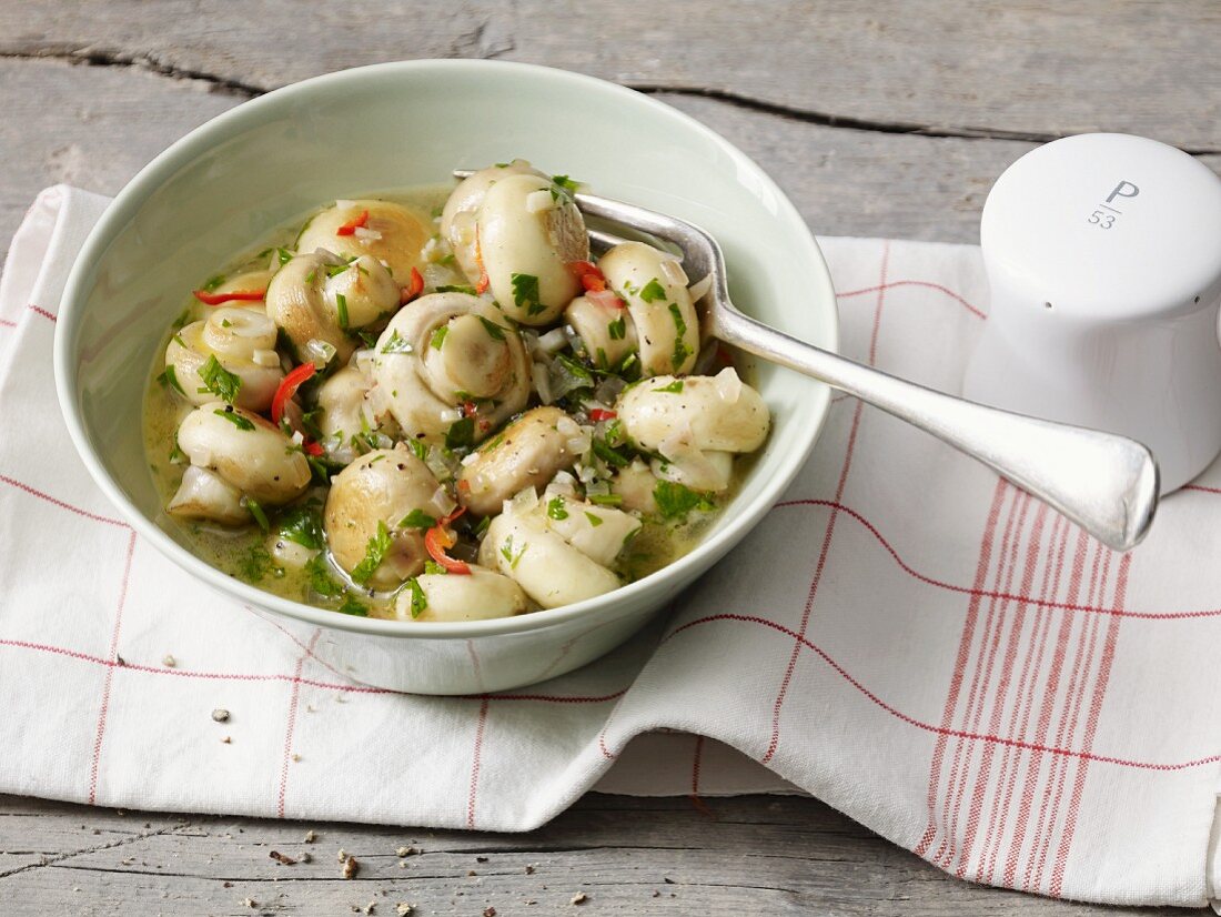 Champignons in Sherrymarinade mit Chili und Petersilie