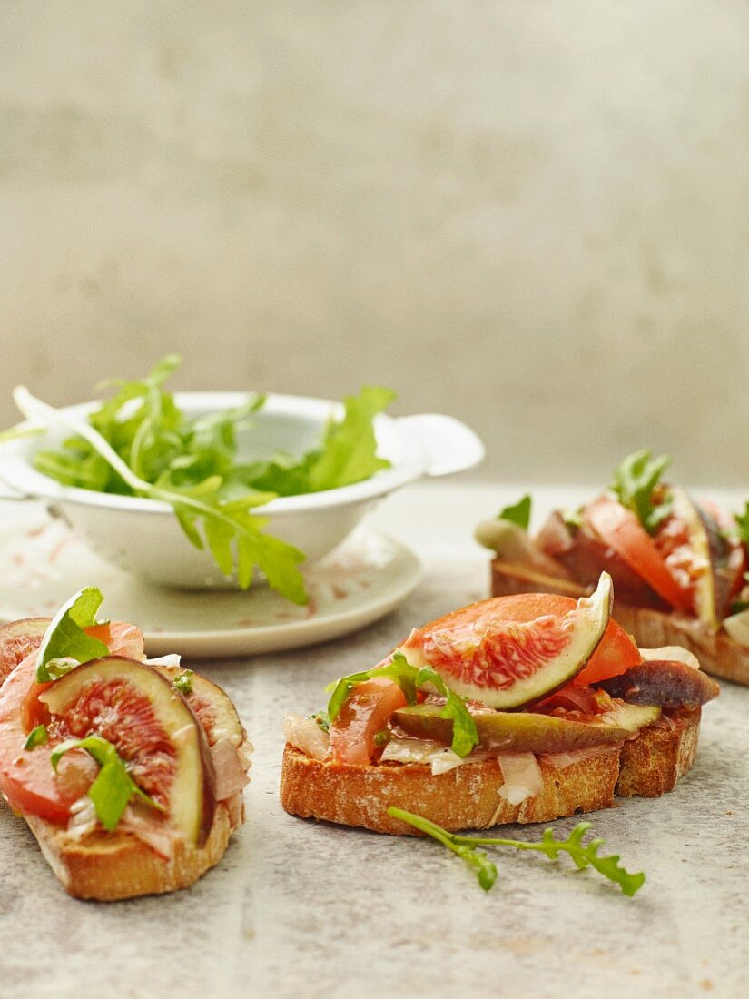 Bruschette mit Tomaten und Feigen