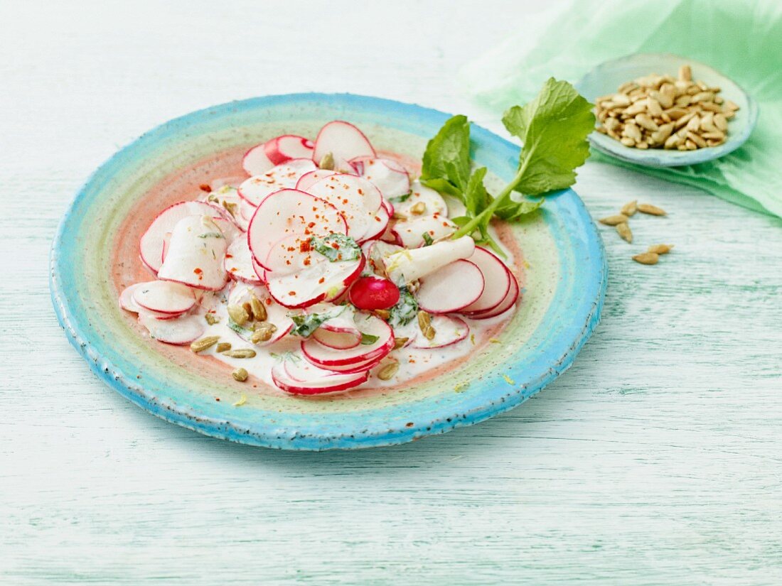 Radieschensalat mit Blättern und Sonnenblumenkernen