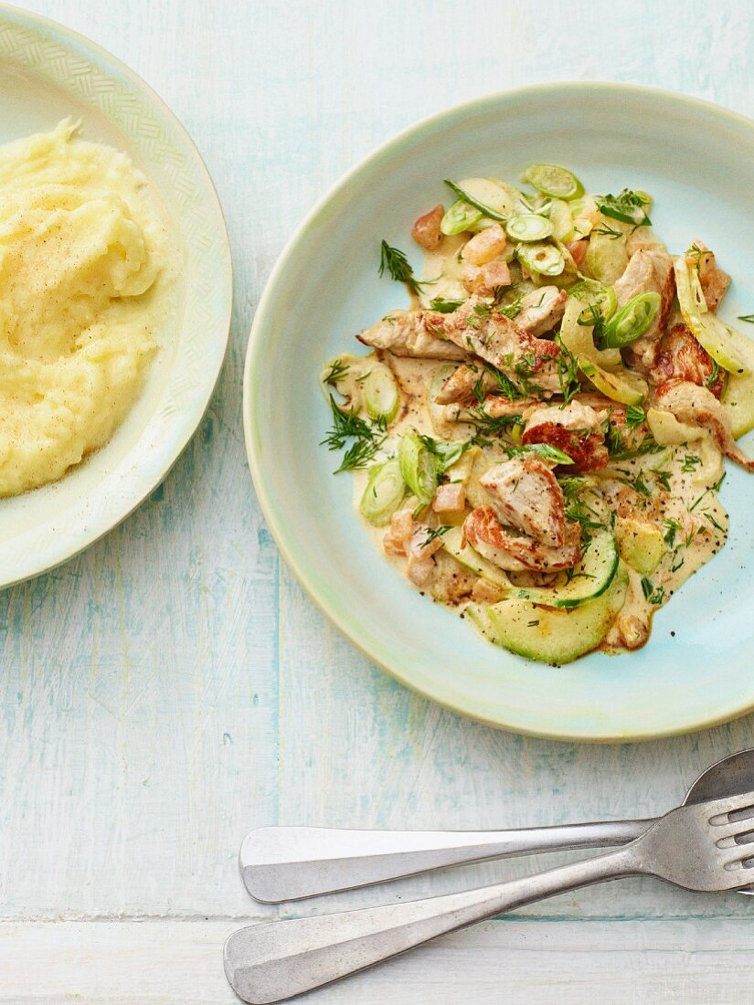 Veal with cucumber and tomatoes