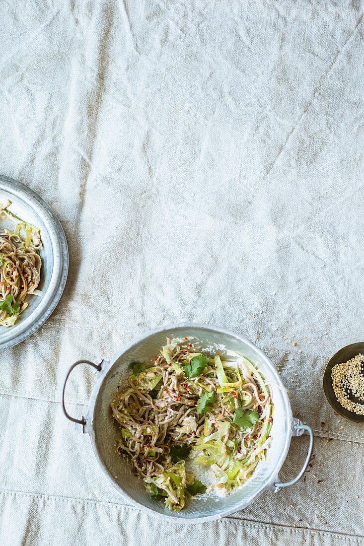 Sobanudeln mit Limetten-Lauch, Sesam und Koriandergrün