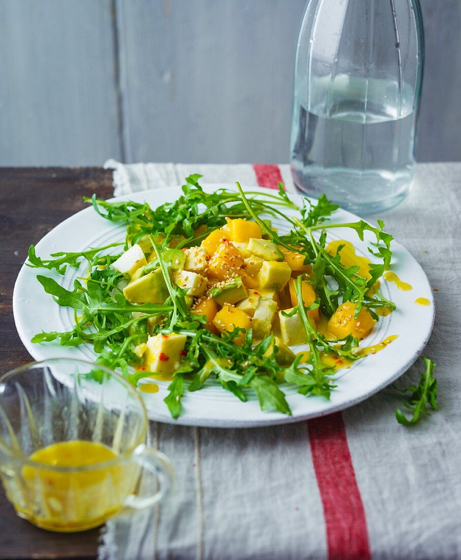 Fruchtiger Mango-Mozzarella-Salat mit Avocado