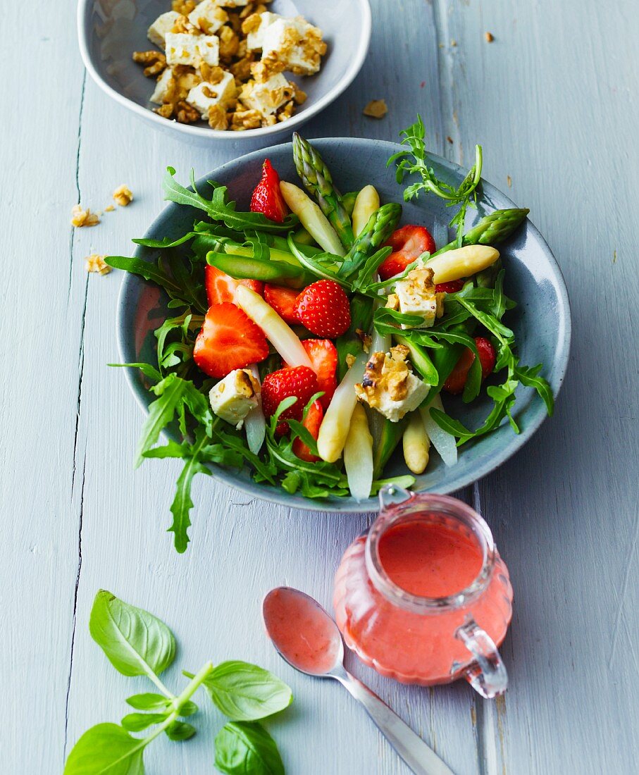 Grün-weißer Spargelsalat mit Erdbeeren und Walnuss-Feta