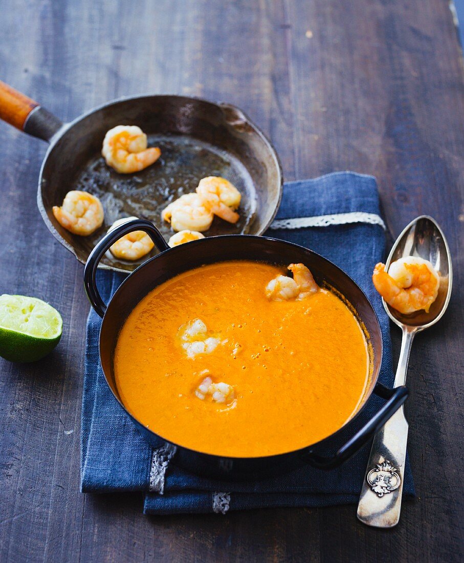 Tomaten-Kokos-Suppe mit gebratenen Garnelen und Ingwer