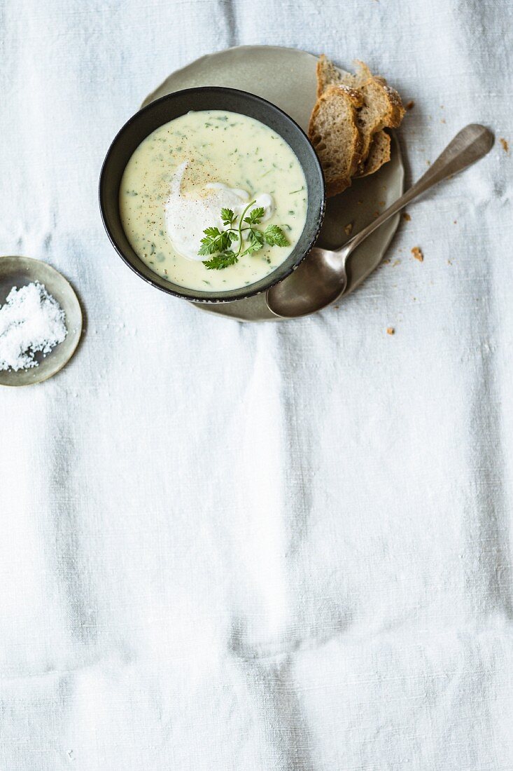 Artischockensuppe mit Brot