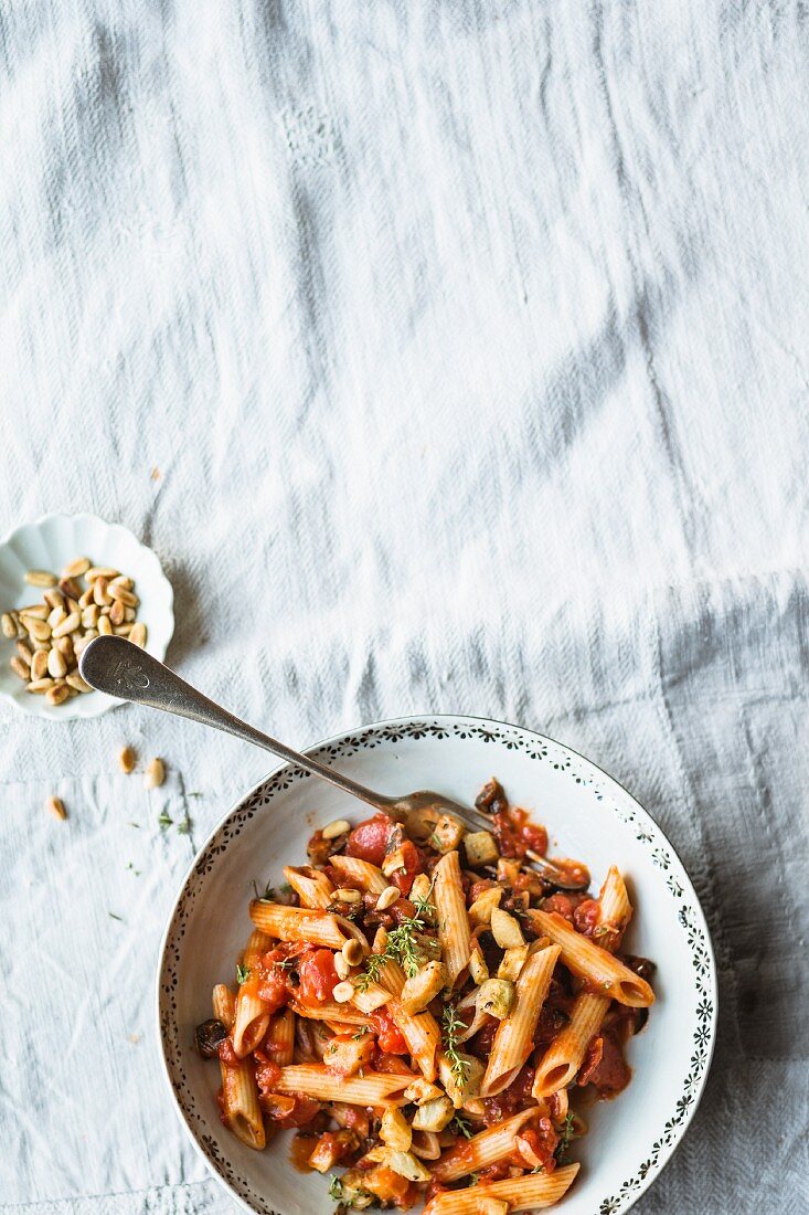 Penne mit Artischocken, Tomaten und Pinienkernen