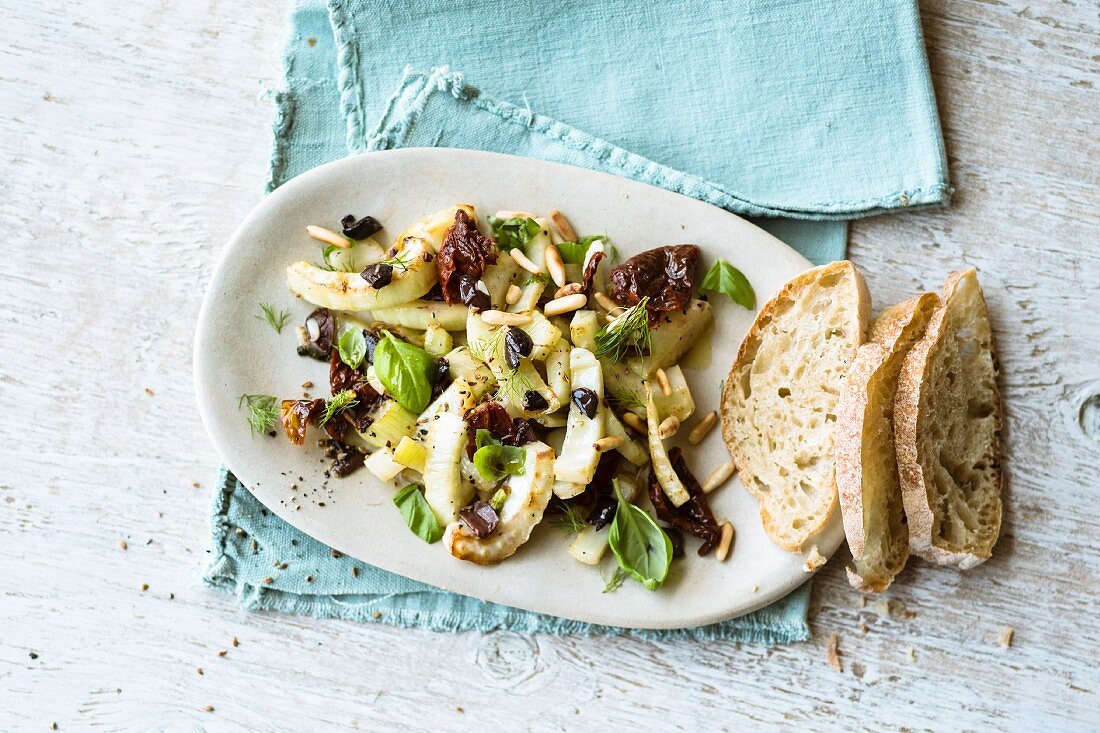 Gebratener Fenchel mit Basilikum, getrockneten Tomaten und Weißbrot