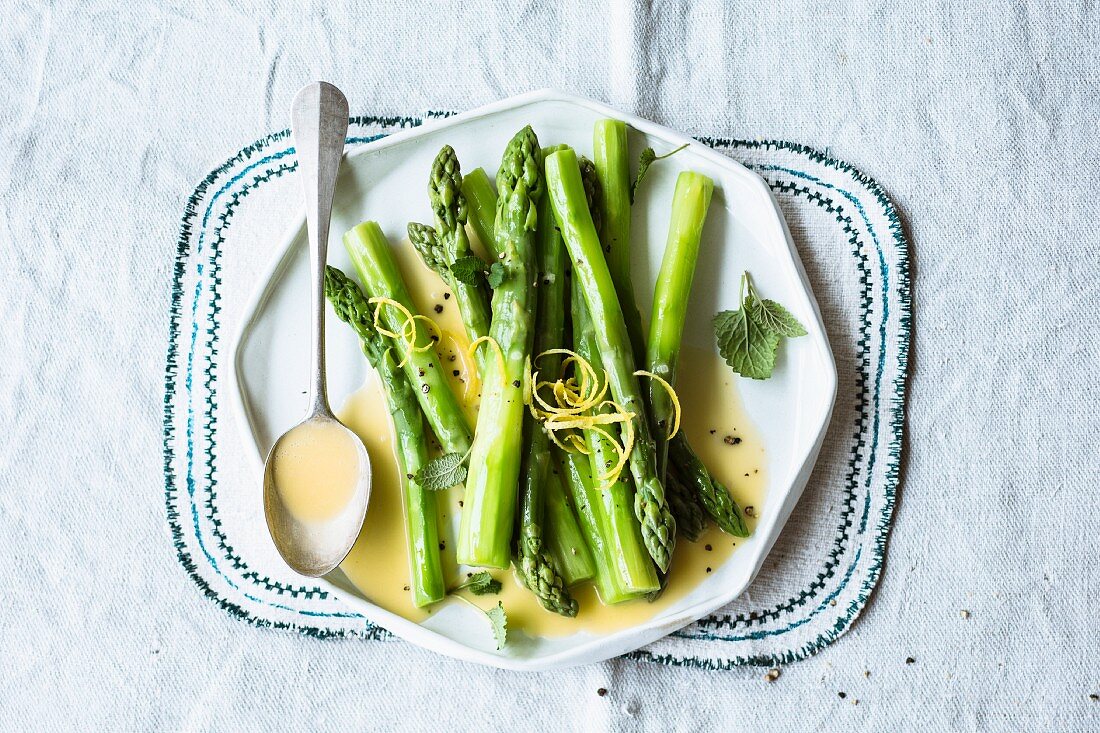 Green asparagus with a lemon and butter sauce