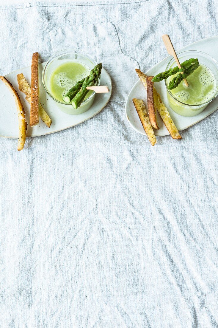 Grüne-Spargel-Gazpacho