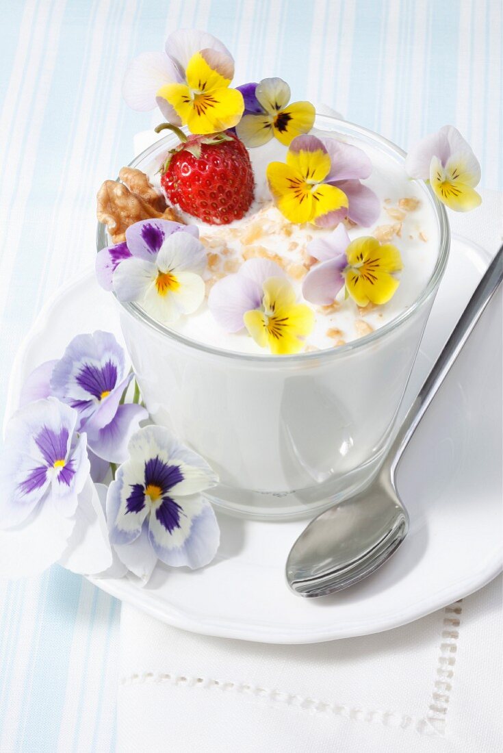 Quarkspeise mit Hornveilchenblüten