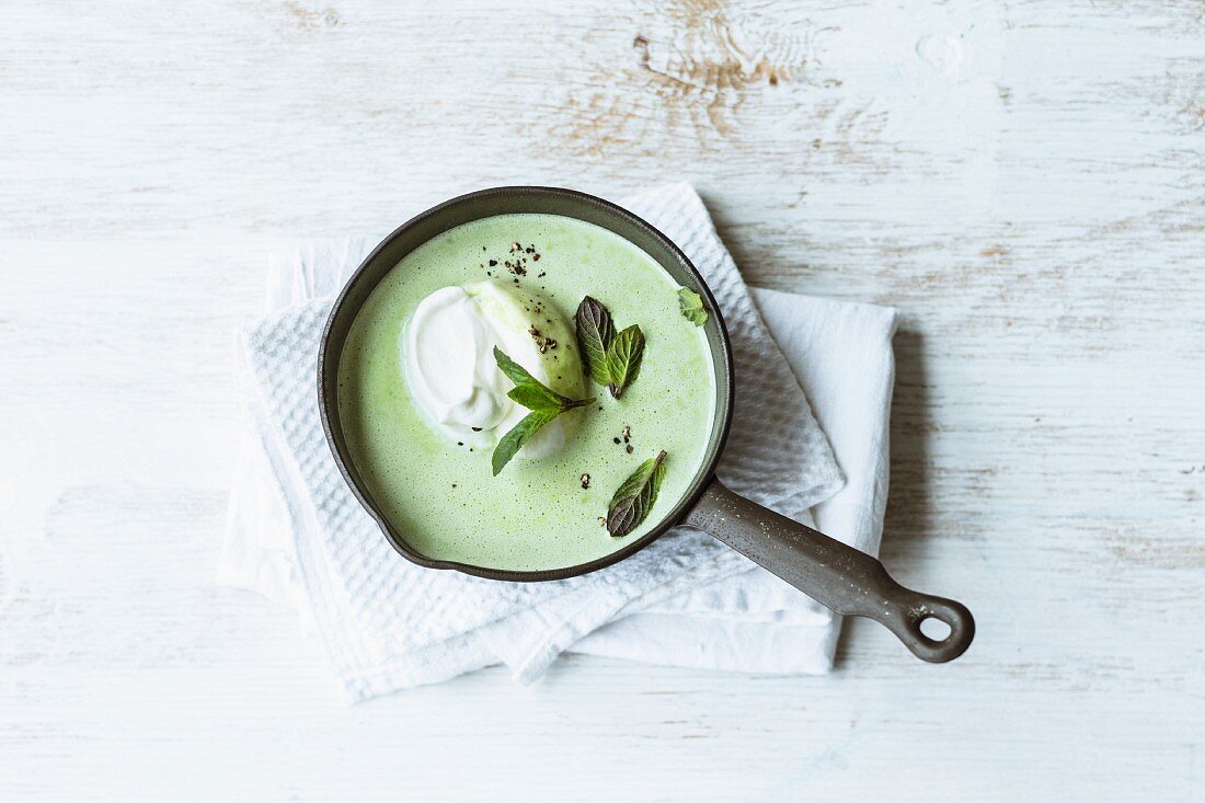 Lime and pea soup with mint