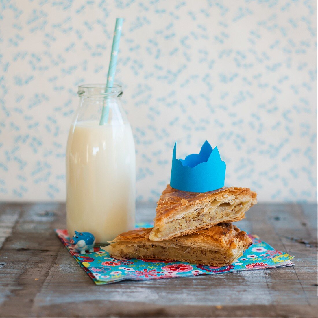 Zwei Stücke Galette Des Rois und eine Flasche Milch