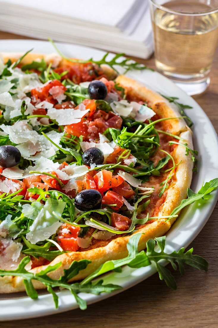 Pizza Bruschetta mit Oliven, Käse, Rucola und Tomaten