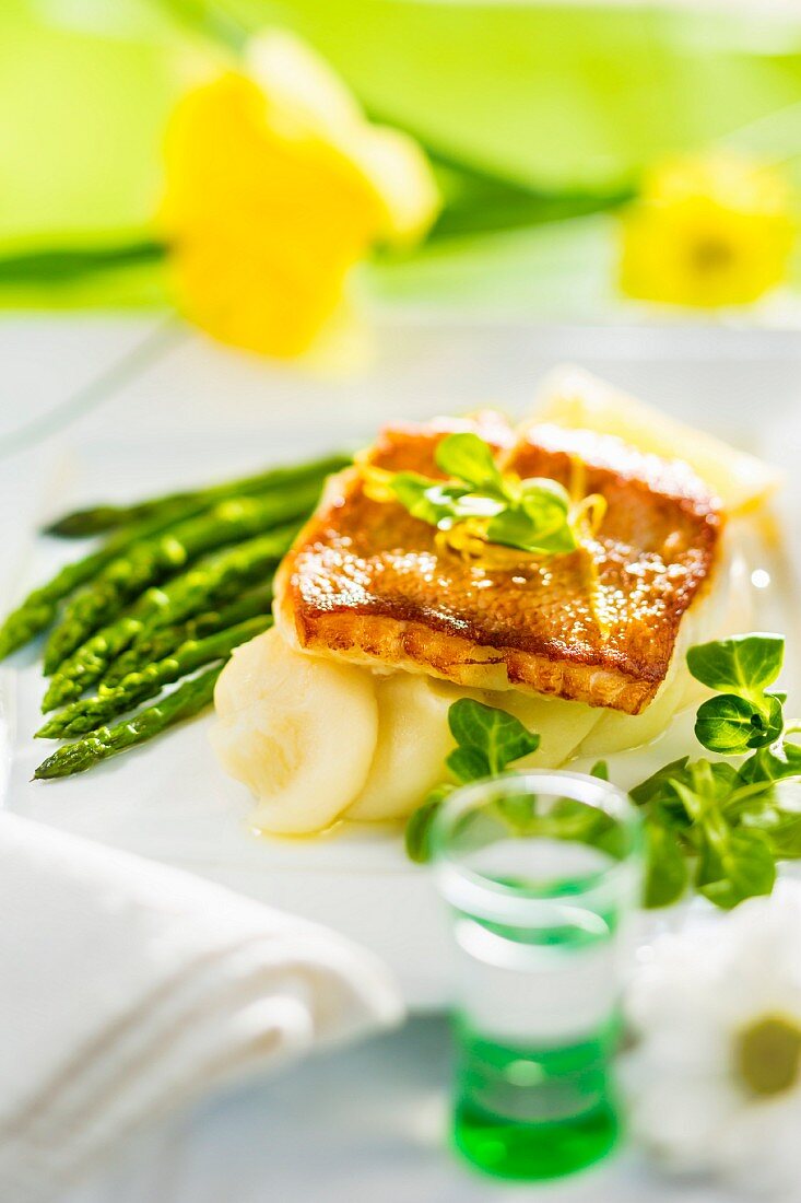 Rotbarsch mit Spargel und Kartoffelpüree