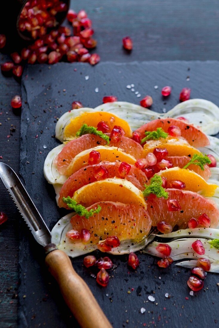 Fenchel-Grapefruitsalat mit Orangenschnitzen, Granatapfelkernen und Fenchelgrün