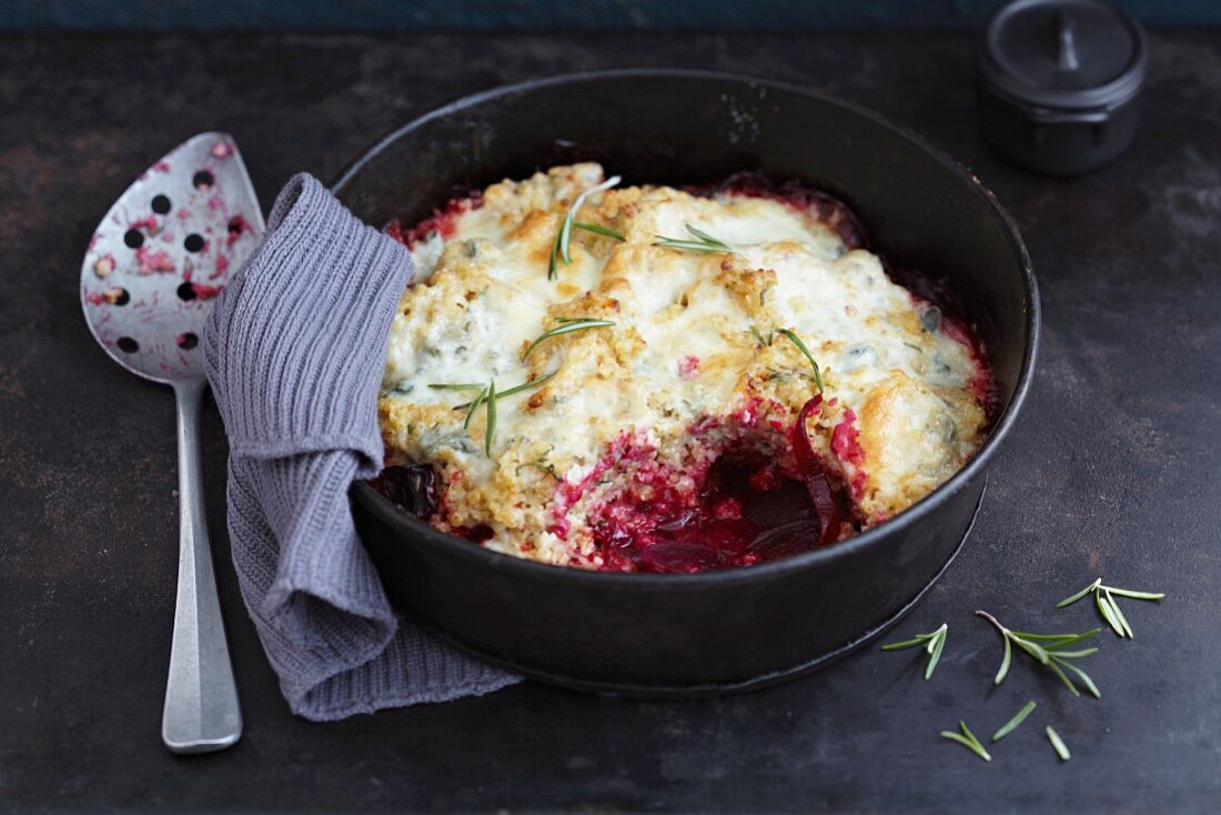 Bulgur wheat bake with beetroot and a Gorgonzola topping