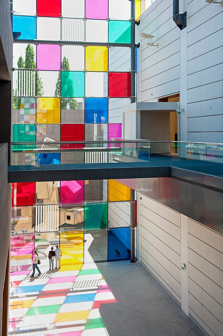 Menschen an der bunten Glasfassade im Museum für Moderne und Zeitgenössische Kunst, Straßburg