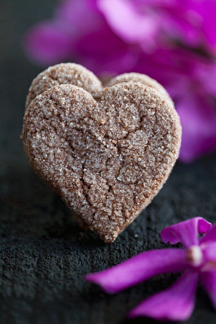 Herzförmige Schokoladen-Mandelpläzchen mit Zucker