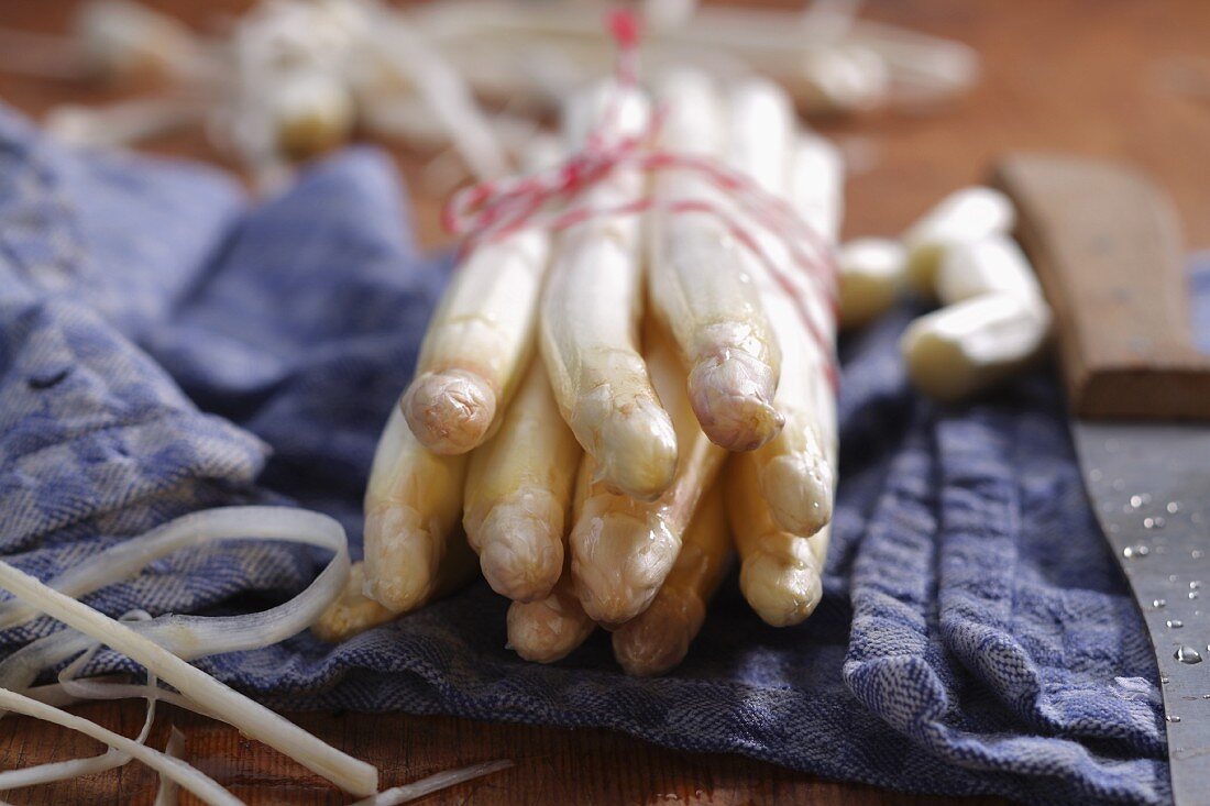A bunch of peeled, white asparagus