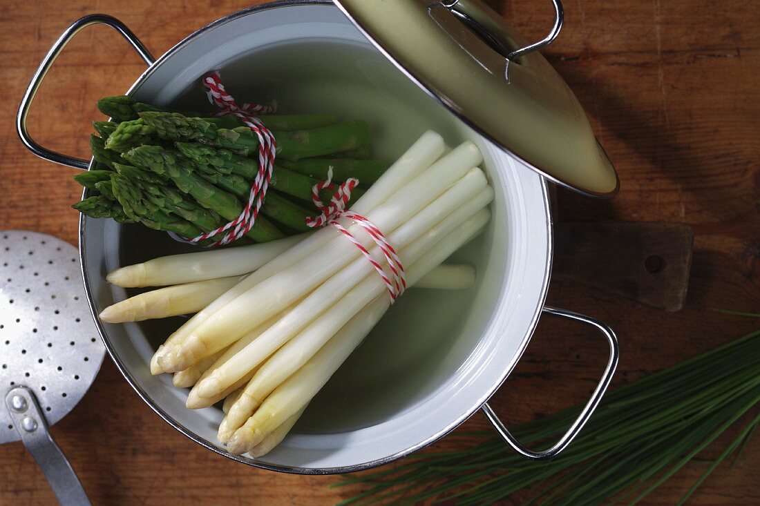 Gekochter weisser und grüner Spargel im Kochtopf