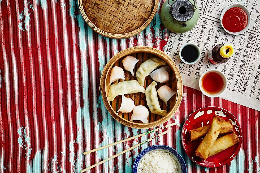Dim Sum, Frühlingsröllchen, Reis und Saucen (China)