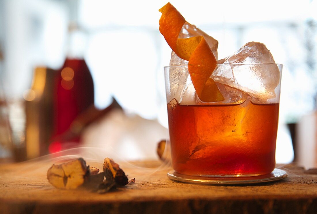 Negroni mit Orangenschale und Trockeneisnebel