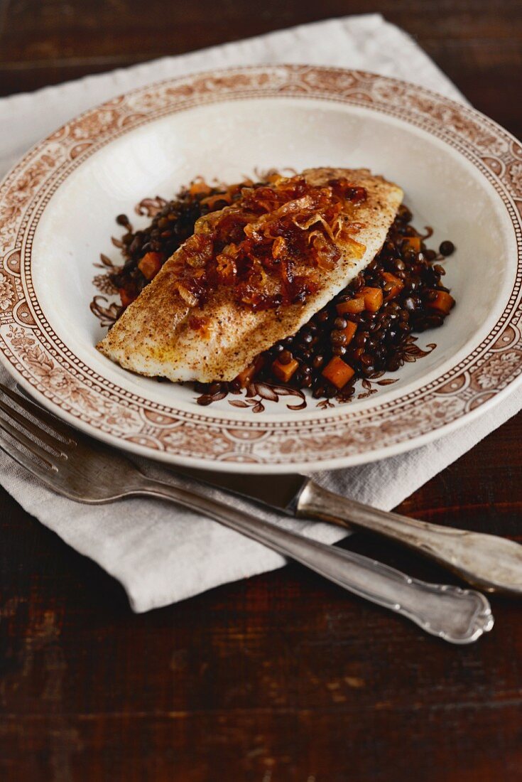 Fish fillet with cinnamon puy lentils and saffron shallots (Arabia)