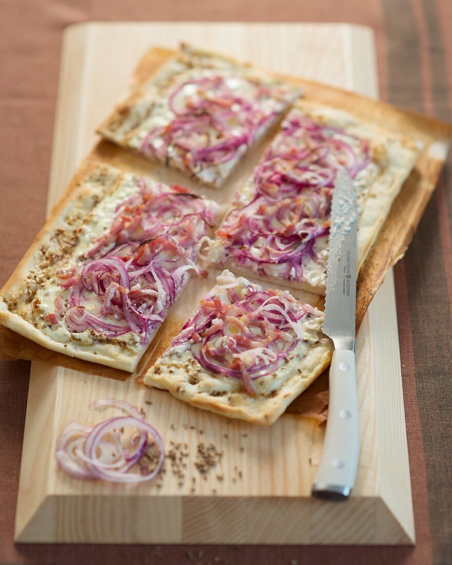 Flammkuchen mit roten Zwiebeln