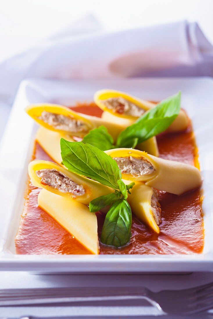 Garganelli mit Ziegenkäsecremefüllung auf Tomatensauce