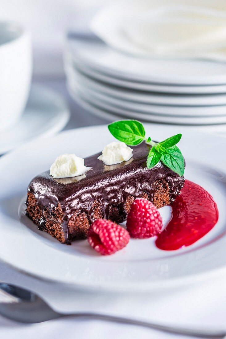 Schokoladenkuchen mit Himbeeren und Himbeersauce